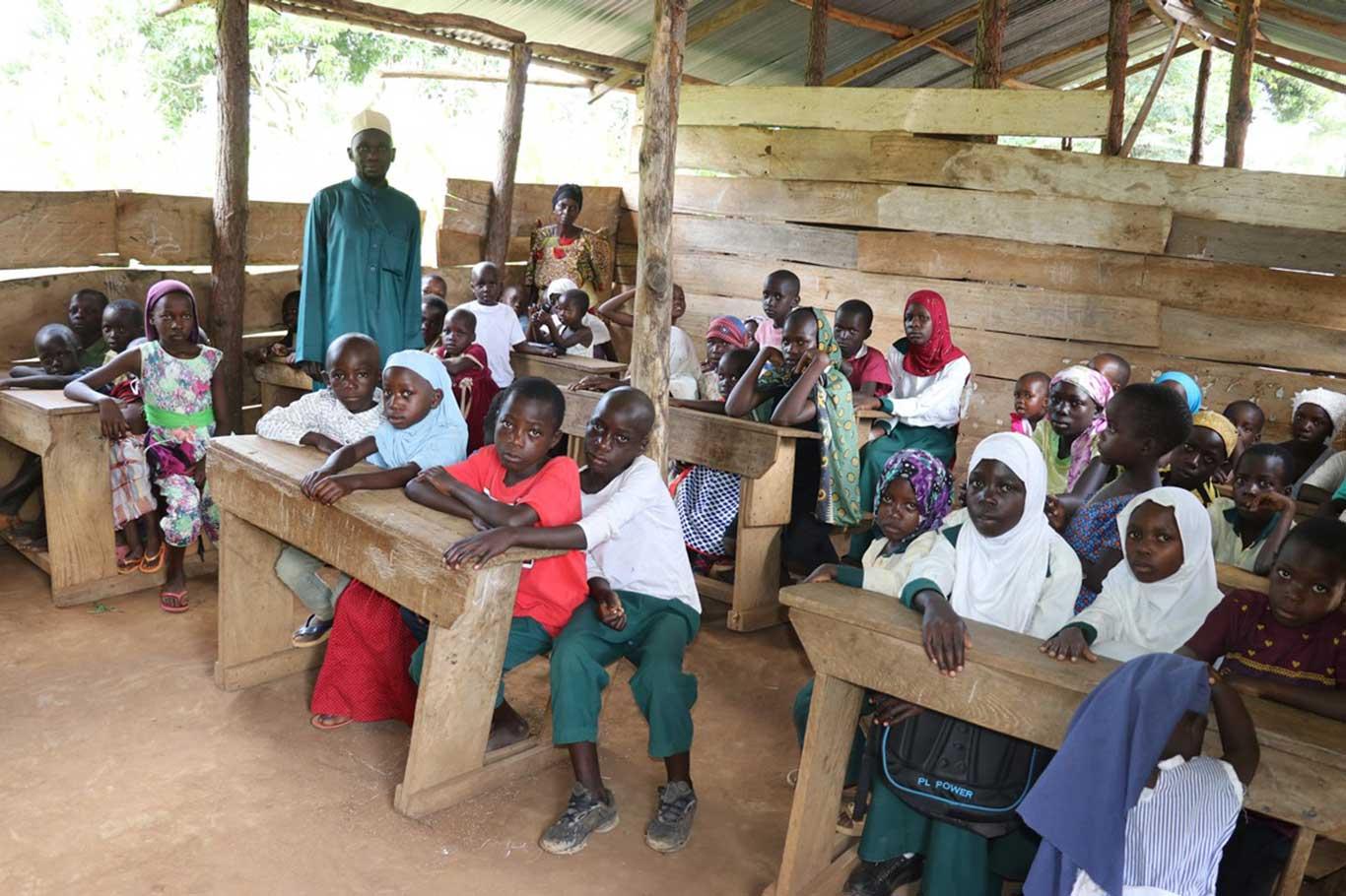 ​Uganda’da öğrenciler ağaç altında eğitim görüyor